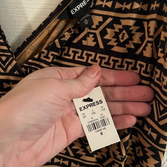 Express Aztec Print V-neck Maxi Dress
Women's Size medium nwt - Picture 3 of 9